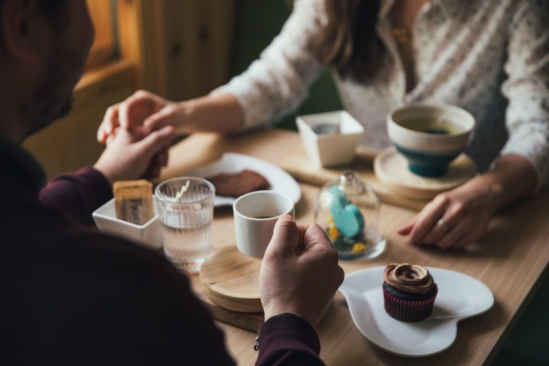 What to Talk About on a First Date: Topics That Work